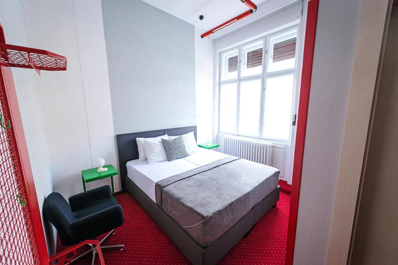 Pb Urban Garden Stay With Secured Parking Sremska Mitrovica Dış mekan fotoğraf