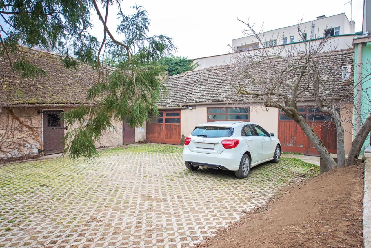 Pb Urban Garden Stay With Secured Parking Sremska Mitrovica Dış mekan fotoğraf